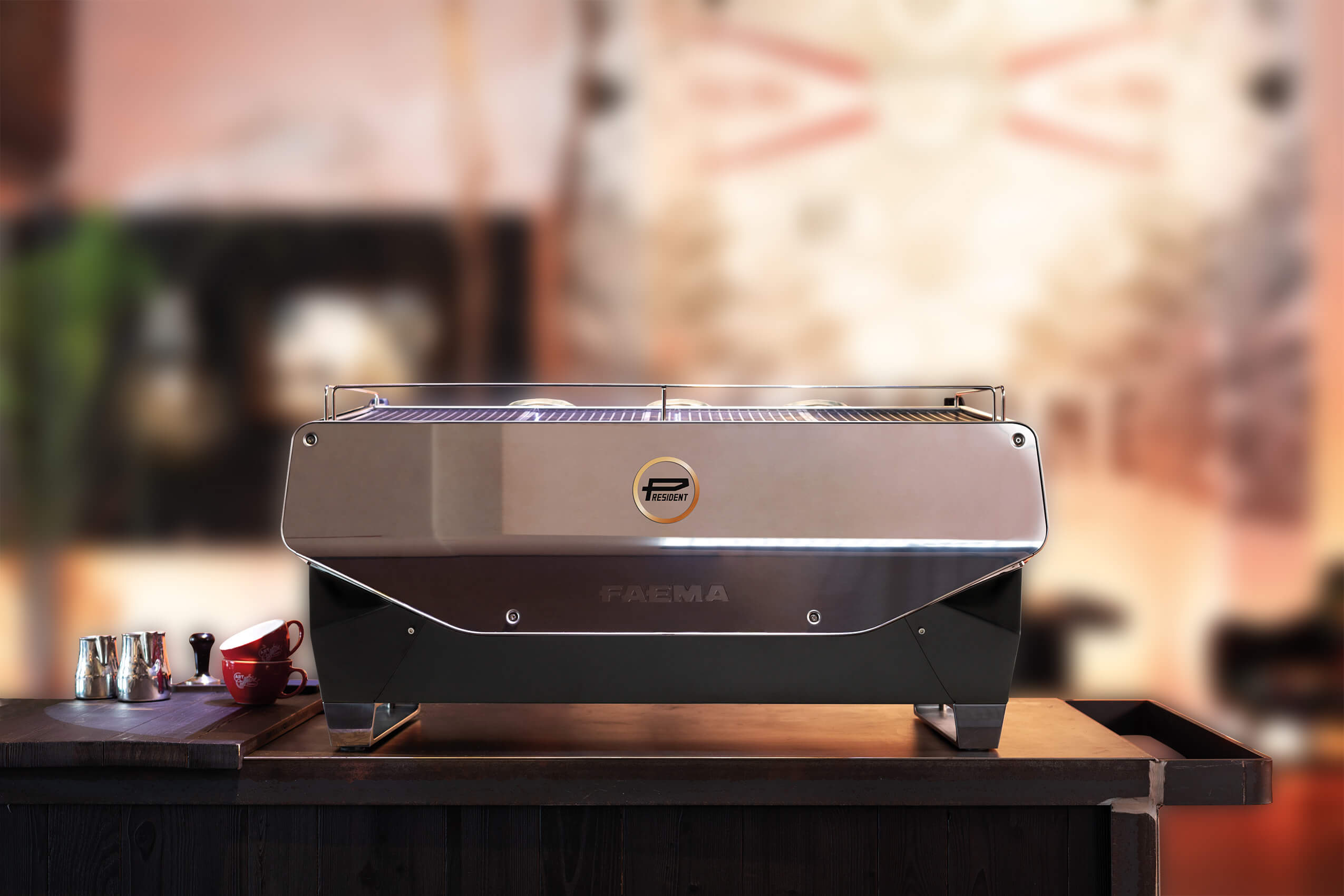 Barista bereitet Kaffeespezialitäten zu